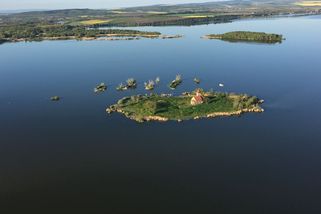 Mušov přežil 800 let, pak ho zbourali kvůli Novým Mlýnům. Z vesnice zůstal jen kostel na ostrově - Médium.cz