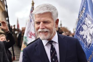 Petr Pavel se zúčastnil akrobatického letu vzhůru nohama: Tyto záběry fanouškům nahání husí kůži. Třešničkou je jejich porovnání se Zemanem