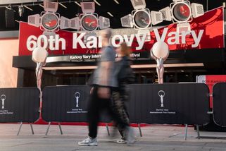 Karlovy Vary ONLINE: Festival čeká velký den s Hoffmanem a Eisenbergem - Seznam Zprávy