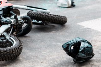Motorkářka po nehodě na Trutnovsku dopadla na střechu auta - Novinky