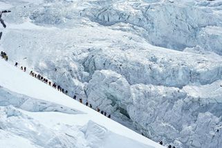 Rekord na Everestu. Vylezlo tam nejvíc lidí v historii, budou kontroly - Seznam Zprávy