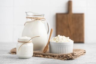 Kdy zvolit tvaroh, cottage či řecký jogurt? Jeden z nich je králem vápníku, další vám dodá nejvíce bílkovin