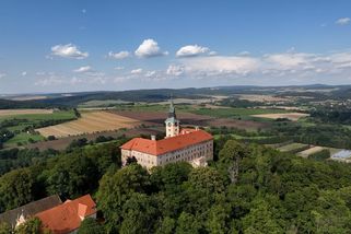 Prodej zámku Zelená Hora, který proslavili Černí baroni, zaskočil i ministra kultury - Novinky