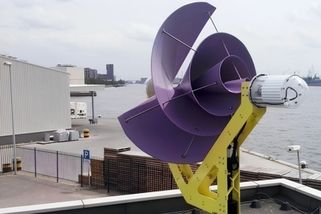 Češi to chcou na střechu místo solárů: Nová větrná turbína váží 100 kg a k rozjezdu jí stačí mírný vánek