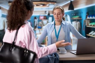 „Šaty od kouře, visačky na oblečení vrací zpět po večírku.“ Prodavačky řeší reklamace, nad kterými zůstává rozum stát