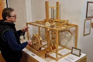 Zemřel modelář Miroslav Mužík. Postavil stovku funkčních modelů da Vinciho strojů - Novinky
