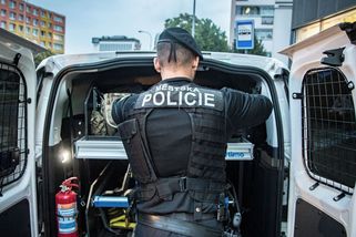 Strážníci zachránili dítě z rozpáleného výtahu. „I pár minut je teď riziko“ - Seznam Zprávy