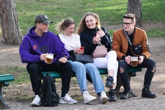 Pivo a pohoda: lidé spontánně rozvolňují zákazům navzdory - Seznam Zprávy