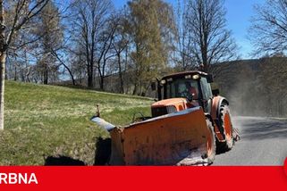 Jarní úklid na Šumavě, silničáři musí odstranit stovky tun posypové drti po zimě
