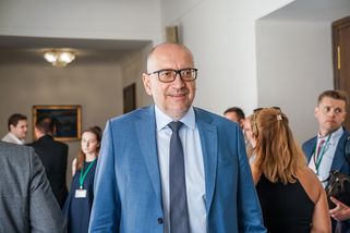 Bek obhajuje milionový bonus rektorky Univerzity Karlovy