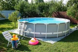 Za špatné vypuštění bazénu hrozí Čechům tučné pokuty. Zjišťovali jsme, jakým způsobem vodu legálně vypustit