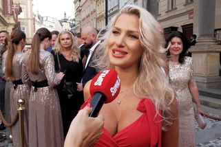 Hlubší výstřih neměl nikdo! Sexy moderátorka se rozvádí a tak se na párty miliardářů pořádně vyprsila