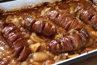 Buřty na pivu podle receptu, který si lidé opisují na chatách. Rozhoduje jedna obyčejná surovina