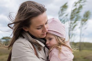 Manželova milenka umřela a já si adoptovala jejich dceru. Říká mi mami