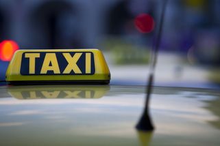 Taxikářů prudce přibývá, mívají ale problémy s češtinou i znalostí měst - Novinky