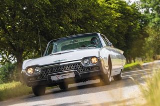 Vlastní kousek vesmírného závodu: Ford Thunderbird je nádherný americký cruiser