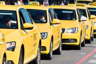 42 korun za kilometr a 70 korun nástupní sazba. Taxikářům je to málo, komora žádá 65 a 260 korun