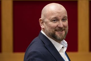 Úředník rozdal sobě i politikům VIP parkovačky. Není to protizákonné, řekl - Seznam Zprávy