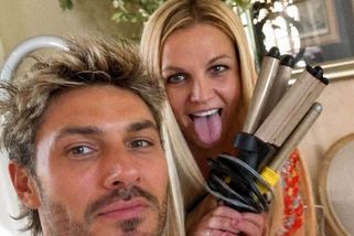 Kytara mezi nohama, řeči o miminku a vzpomínky na loupež: Britney perlila na sítích