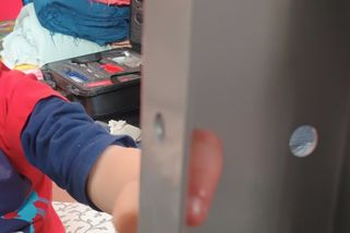 Chlapec na Písecku strčil prst do díry u stolu, museli mu ho vyřezat hasiči - Novinky