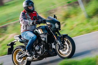 Vyzkoušeli jsme úžasné moderní retro Suzuki GSX-8TT: Tahle motorka nejen skvěle vypadá, ale také moc pěkně jezdí! - Garáž.cz