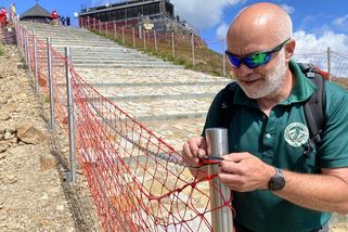 Dobytčí oplůtky pro lidi. Sněžka je obehnaná nevkusnou výraznou červenou barvou - Novinky