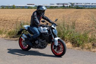 Jedna z nejzábavnějších motorek, na které jsem kdy jezdil? Rozhodně tenhle italský naháč - Garáž.cz