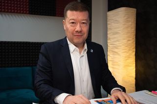 S létem je tu i svatební boom: Svou troškou do mlýna přispěl i Tomio Okamura. Takhle mu to v jeho velký den slušelo - Super.cz
