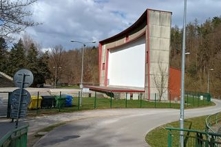 Právě bylo zvoleno nejlepší letní kino v Česku. Vstup stojí jen 100 Kč a promítá pod korunami stromů