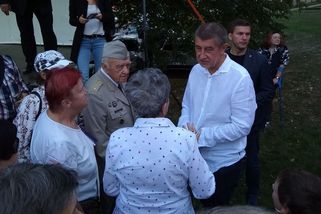 Babiš namluvil důchodcům, že jsou žebráci a ze sebe udělal spasitele. Naši senioři ale neživoří - Médium.cz