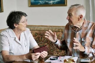 Čeští důchodci z penze pokryjí své náklady a ještě jim zbude, tvrdí studie