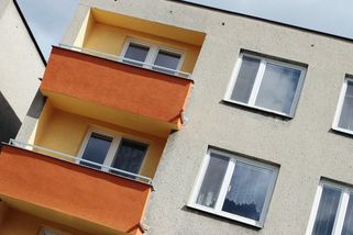 Koupí celý regál rohlíků a vy nemáte co jíst. Proč stát v bydlení nadržuje spekulantům? - Médium.cz