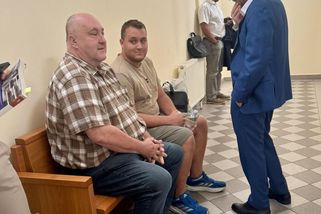 Konflikt mezi řidiči před kruhovým objezdem v Plzni skončil u soudu. Otec a syn jsou obžalováni z výtržnictví - Novinky