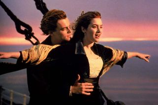 Titanic: Při prvním setkání se Winslet před DiCapriem svlékla, pocta pasažérům a délka filmu stejná jako doba potopení