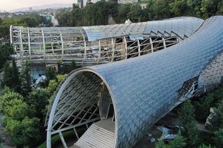 V Tbilisi bourají umělecký komplex a symbol předchozí proevropské vlády - Novinky