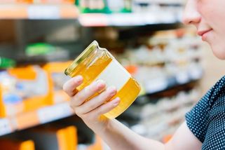 Med, který nikdy neviděl včelu. Vyhláška zpřísní značení původu - Novinky