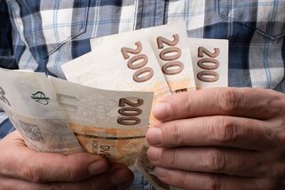 Kvůli chybě úředníků senior z Prahy roky živořil, sociálka mu teď musela doplatit 900 tisíc - Novinky