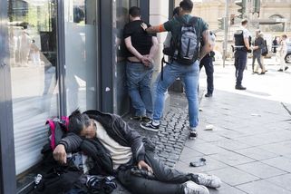 Drogové peklo ve Frankfurtu: Feťáci se potácejí jako zombie - Novinky