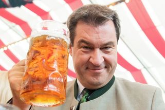 Ambice a párek jako zbraň. Za sudetskými Němci jede muž, jenž touží být kancléř - Seznam Zprávy