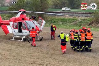 Kamioňák u Brna zachraňoval muže s amputovanou rukou, ostatní stáli opodál a nehodu si natáčeli - Novinky
