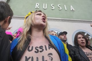 „Jedinou ruskou kulturou je krev.“ Pussy Riot a Femen protestovaly na bienále - Seznam Zprávy