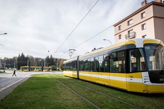 Tramvaj v Plzni vláčela školačku, která si skřípla ruku do dveří - Novinky