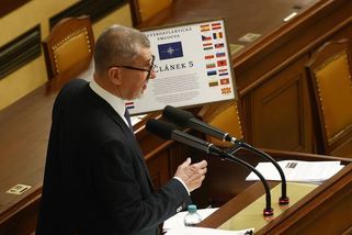 Rozčilený Babiš ve Sněmovně mával zarámovaným článkem 5 NATO - Novinky