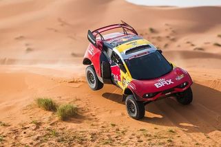 Souboj titánů: Audi vs. Loeb! Nasser Al-Attiyah už to totiž na Dakaru zabalil a jede domů - Garáž.cz