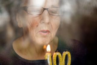 V Česku rychle přibývají století důchodci, budou jich desítky tisíc. Někteří berou důchod déle, než pracovali