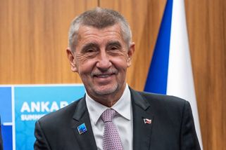 Andrej Babiš ukázal, jak žije po rozchodu s Monikou. Zaujal masivní lustr, vzkaz od dětí i Schillerová na gauči