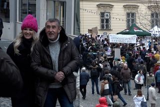 Na zabijačku s Babišem přišly v Brně stovky lidí, vzduchem létal prejt - Novinky