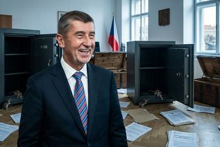 Schmarcz: Jak nedělat dluhy a zaplatit obranu? Škrtat mandatorní výdaje a vrátit superhrubou mzdu