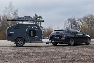 Solidní karavan bez cingrlátek za zajímavé peníze: Základní model SimpleDrop se nebojí ani terénu - Garáž.cz