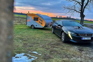 Minikaravan z Ústí nad Labem boří zavedené konvence, má velké dveře a obří postel - Garáž.cz